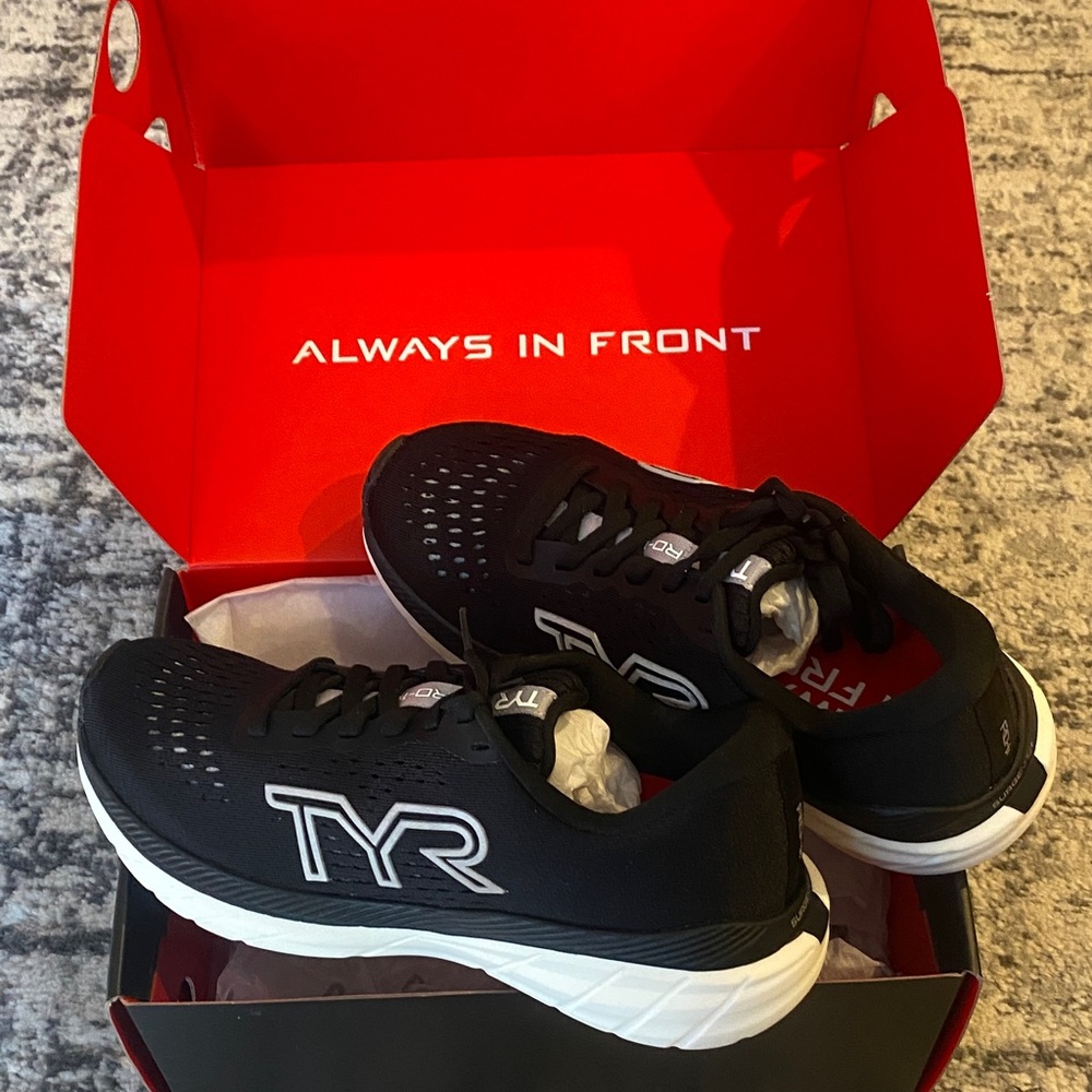 TYR Runner RD-1x  New In Box M7 W8.5